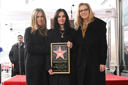 Jennifer Aniston y Lisa Kudrow quisieron acompañar a su compañera en ‘Friends’ Courteney Cox durante el descubrimiento de su estrella.