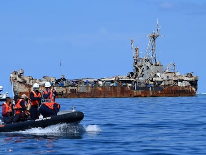 Una lancha de la Guardia Costera filipina con periodistas a bordo, frente al buque 'Sierra Madre', el día 10 en el mar del Sur de China.