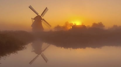 Amanecer con un molino al fondo en Voledam (Holanda).