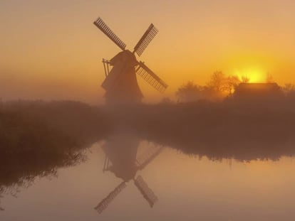 Amanecer con un molino al fondo en Voledam (Holanda).