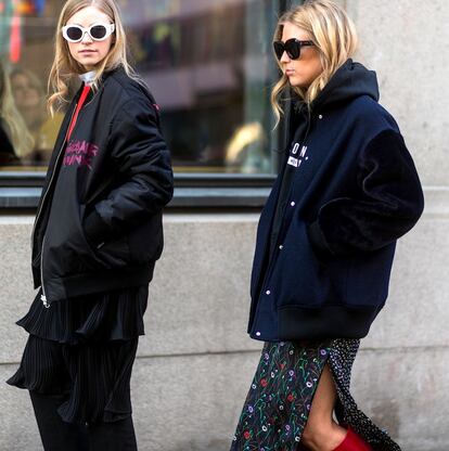 Prendas deportivas masculinas y oversize sobre vestidos vaporosos. Para conseguir este look necesitas colarte en el armario de tu pareja y coger su cazadora beisbolera.