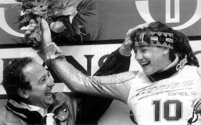 Blanca Fernández Ochoa celebra con su hermano Paco su segundo lugar en la carrera disputada en Crans Montana (Suiza), en 1992.