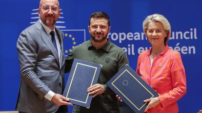 Desde la izquierda: el presidente del Consejo Europeo, Charles Michel, el presidente de Ucrania, Volodimir Zelensky, y la presidenta de la Comisión Europea, Ursula Von der Leyen, el 27 de abril de 2024 en Bruselas.