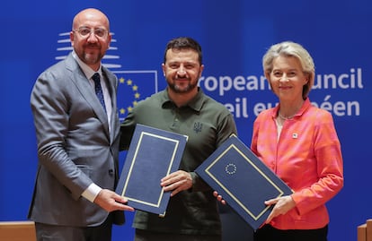 Desde la izquierda: el presidente del Consejo Europeo, Charles Michel, el presidente de Ucrania, Volodimir Zelensky, y la presidenta de la Comisión Europea, Ursula Von der Leyen, el 27 de abril de 2024 en Bruselas.