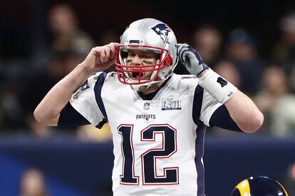 Tom Brady, de los New England Patriots, da instrucciones a sus compañeros en el arranque del Super Bowl LIII frente a los Rams de Los Ángeles.