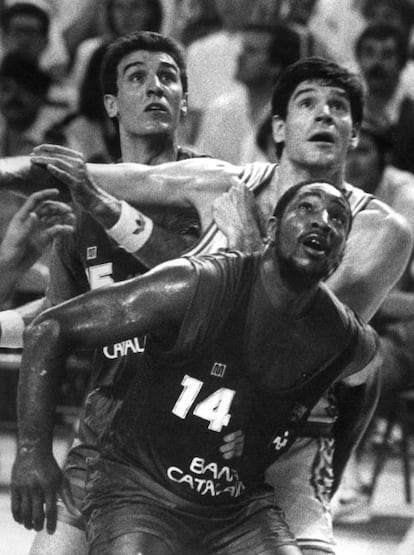 Norris, al frente, y Epi, en segundo plano, disputan un rebote con el malogrado Fernando Martín durante un partido de baloncesto Real Madrid - Barcelona en el año 1988.