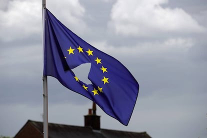 Una bandera de la UE con un agujero, hoy en Knutsford, Reino Unido.