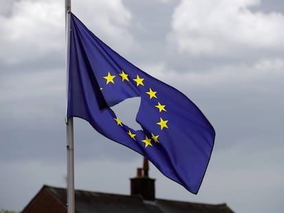 Una bandera de la UE con un agujero, hoy en Knutsford, Reino Unido.