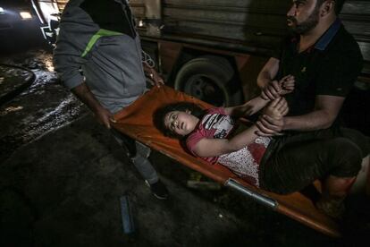 Una niña es trasladada tras ser recatada en Gaza, este domingo. El sábado por la noche, una clínica de Médicos sin Fronteras en la ciudad de Gaza también resultó dañada por un bombardeo de la aviación israelí, dejando una sala de esterilización inutilizable.