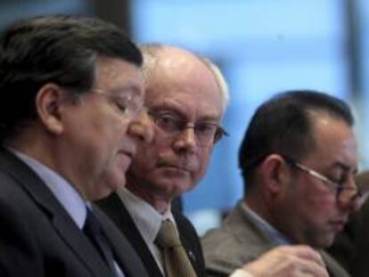 El presiente del Consejo Europeo, Herman Van Rompuy (c), y el presidente de la Comisión Europea, José Manuel Durao Barroso (izq). EFE/Archivo