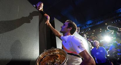 Federer saluda a su esposa Mirka tras la victoria.