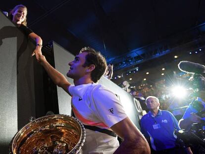 Federer saluda a su esposa Mirka tras la victoria.