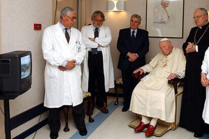 El Papa, rodeado de médicos y colaboradores, ayer en su habitación del Gemelli.