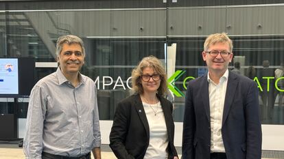 Ikhlaq Sidhu, Lisa Ericsson y Helmut Schönenberger, en la sede de IE University en Madrid.