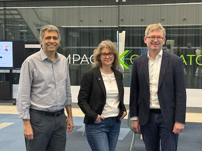 Ikhlaq Sidhu, Lisa Ericsson y Helmut Schönenberger, en la sede de IE University en Madrid.