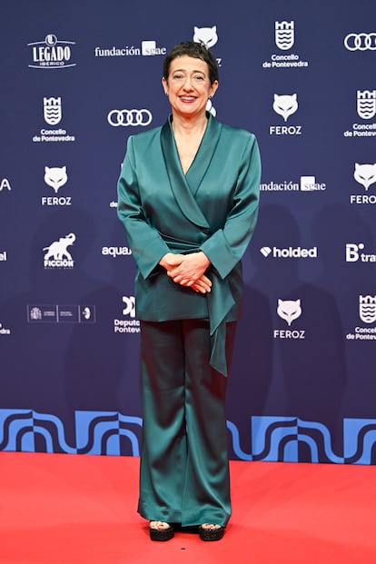 La periodista Pepa Blanes, miembro del comité organizador de los Premios Feroz, con traje cruzado en verde esmeralda.
