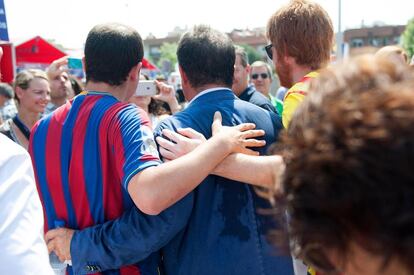 Uns socis es fan una foto amb Joan Laporta.