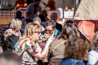 Mañana de viernes en la Feria Mercado de Mercados en Plaza de Cataluña. Fotografía cedida por el IMMB.