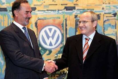 El presidente de Volkswagen, Bernd Pischetsrieder, saluda al ministro de Industria, José Montilla, hoy en la sede de Volkswagen, en Wolfsburgo (Alemania).