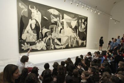 Un grupo de escolares contempla el <i>Guernica</i> en el Reina Sofía.