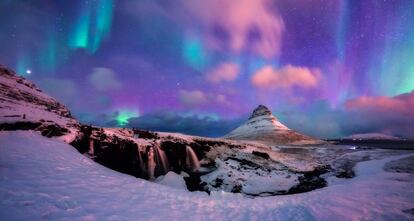 
El nuevo año será la ocasión perfecta para los viajes pendientes en entornos naturales. Desde Pangea destacan las escapadas para ver auroras boreales, especialmente desde Islandia y Laponia (Suecia). Para disfrutar de este fenómeno es necesario evitar la contaminación lumínica, por eso se recomiendan los meses de invierno, pues en verano prácticamente no se pone el sol.