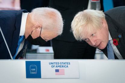 El presidente de Estados Unidos, Joe Biden junto al primer ministro de Reino Unido, Boris Johnson, en la cumbre del G-20.