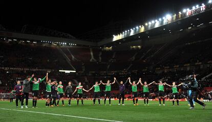 Los jugadores del Athletic celebran la victoria en Old Trafford con su afición.