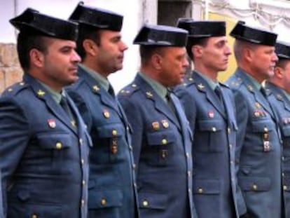 Fern&aacute;ndez de Mesa saluda a los mandos de la Guardia Civil en la Comandancia de Ceuta.