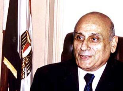 Ahmed Maher, ministro de Asuntos Exteriores de Egipto, en su despacho de El Cairo en mayo.