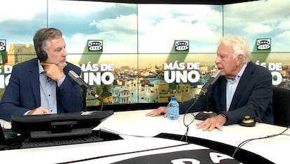 El expresidente del Gobierno, Felipe González, durante su entrevista en 'Más de uno' con Carlos Alsina.