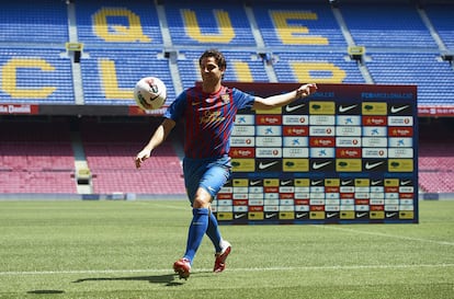 Cesc lanza un balón a la grada durante su presentación.