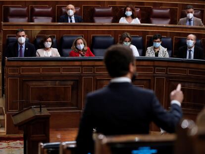 El líder popular, Pablo Casado, interpela al Gobierno durante una sesión de control en el Congreso de los Diputados.