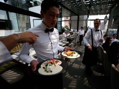 Un mesero entrega chiles en nogada en un restaurante de Ciudad de México el 26 de agosto de 2022.