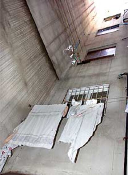 Ventana del patio interior en el que se ha precipitado la mujer desde el cuarto piso.