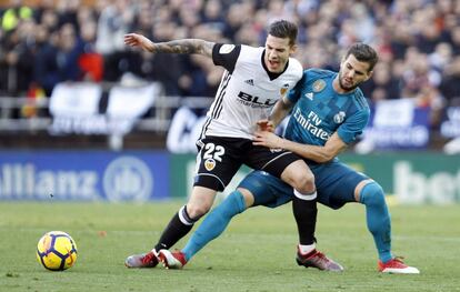 Nacho, lucha por el baln ante el jugador del Valencia Santi Mina.