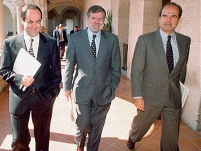 José Bono, Juan Carlos Rodríguez Ibarra y Manuel Chaves, tras una reunión que mantuvieron en 1998 en Mérida.