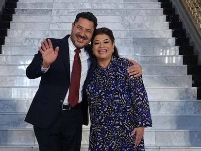 Martí Batres y Clara Brugada saludan durante una conferencia de prensa realizada en el Palacio del Ayuntamiento, en Ciudad de México, este 12 de junio.