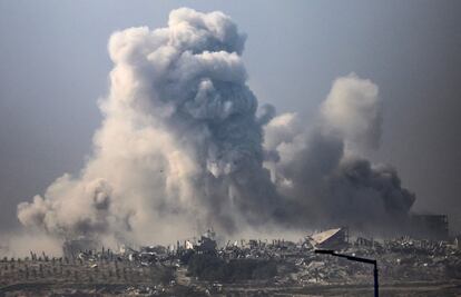Varias columnas de humo se elevaban tras un ataque israelí cerca de la frontera con la franja de Gaza, en el sur de Israel, este lunes. 
