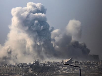 This picture taken from southern Israel near the border with the Gaza Strip shows smoke billowing after an Israeli strike in the Palestinian territory during battles between Israel and Hamas militants on December 4, 2023. Israel has expanded its ground war on Hamas into the south of Gaza, witnesses said on December 4, despite global concern over mounting civilian deaths and fears the conflict will spread elsewhere in the Middle East. (Photo by John MACDOUGALL / AFP)