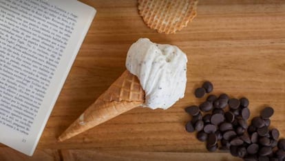 Al rico helado de piña para el niño y la niña.