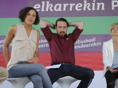 La l&iacute;der de Podemos en Euskadi, Nagua Alba, Pablo Iglesias y la candidata del partido, Pilar Zabala. 