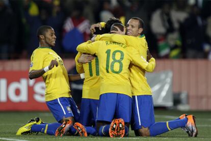 Los jugadores de Brasil festejan el gol de Robinho.
