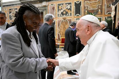 El Papa Francisco se reúne con Whoopi Goldberg durante una audiencia con artistas del mundo del humor en el Palacio Apostólico el 14 de junio de 2024 en la Ciudad del Vaticano.