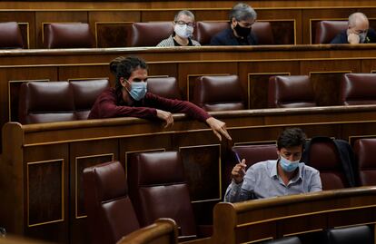 Los diputados de Unidas Podemos Alberto Rodríguez (en la parte superior) y Antón Gómez Reino, el jueves en el Congreso.