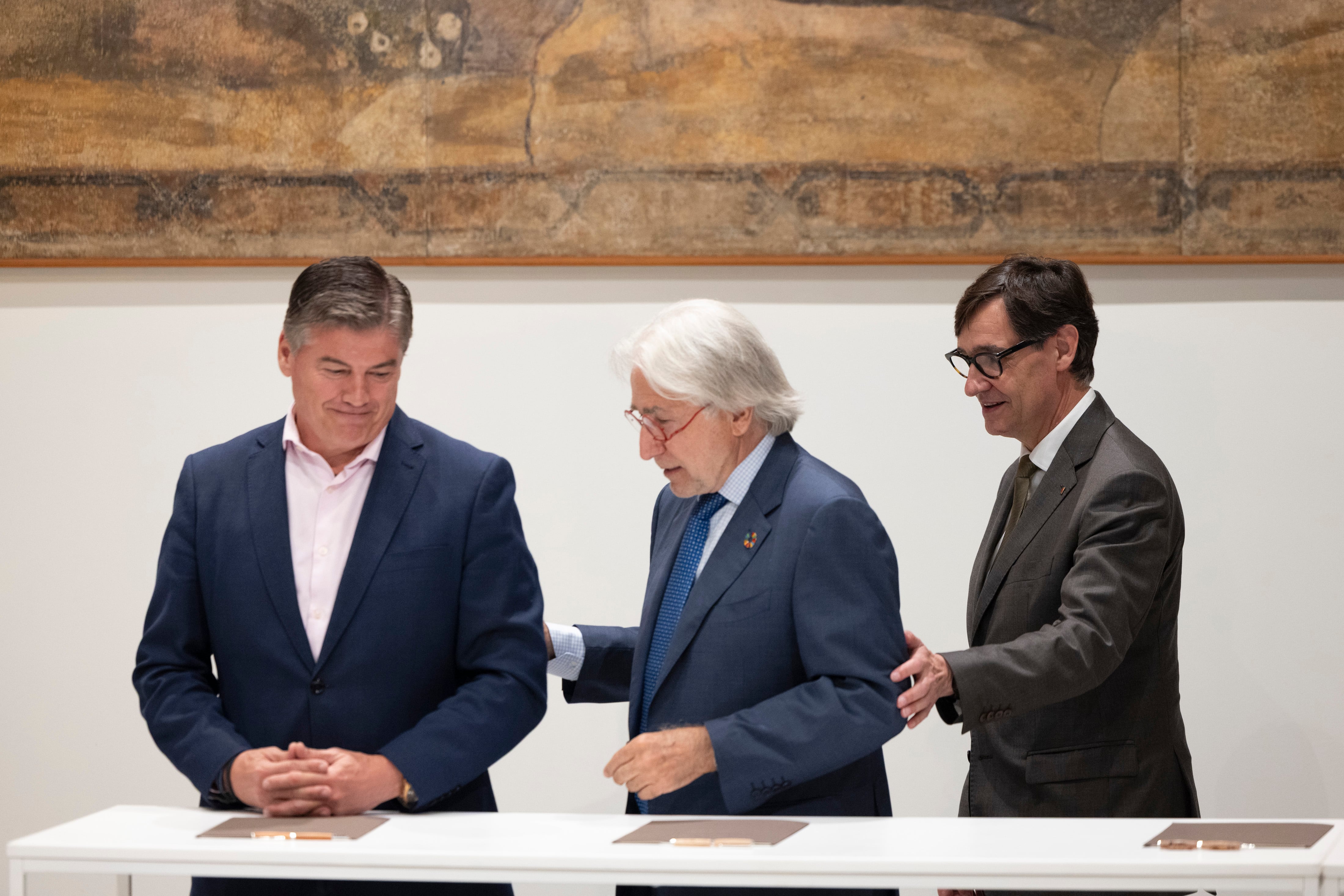 El presidente de la Generalitat, Salvador Illa, con Antoni Cañete (Pimec) y Josep Sánchez Llibre (Foment del Treball).