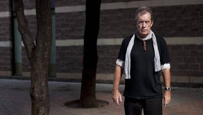 A 'Què! Estampes d’un dependent filòsof', Miquel de Palol descriu un protagonista barallat amb el món.