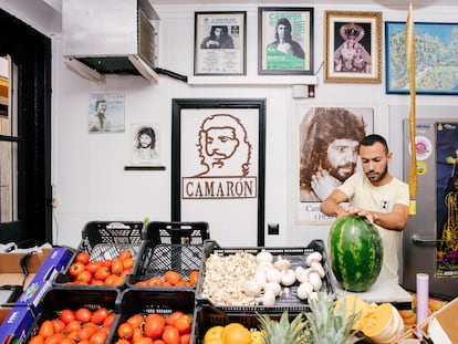 Frutería El Chico, en el centro de Cádiz, decorada con retratos de Camarón de la Isla.  Su dueño –El Chico- tenía cinco años cuando murió el cantaor y es seguidor acérrimo del de La Isla.