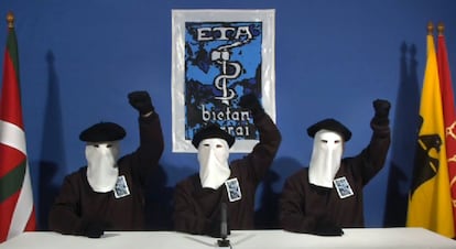Tres encapuchados de ETA leen un comunicado en el que anuncian un alto el fuego