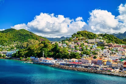 Saint George, la capital de la isla de Granda, vista desde el mar Caribe.