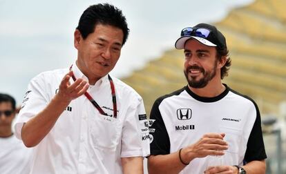 Arai habla con Alonso, en Malasia. 